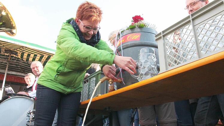 Endlich strömt das Bier. Schnell einen Maßkrug her.  Foto: Andreas Hofbauer
