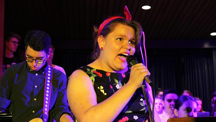 Amy Winehouse on the stage: Jana Hornung aus der Klasse 10d war bei ihrem Gesangsauftritt mit "Valerie" zusammen mit dem Orchester ihre großer Freude an der Musik wunderbar anzusehen.