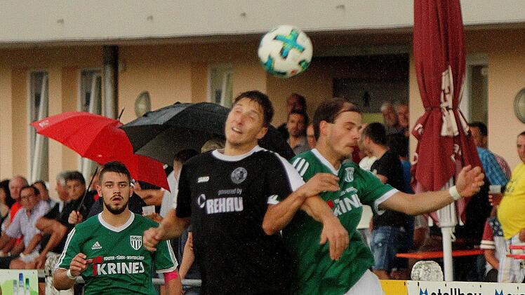 Packendes Kopfballduell des Sander Sebastian Wagner (rechts) mit seinem Eltersdorfer Kontrahenten; links Kevin Steinmann.