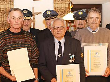 Die Ehrung bei der Landwehr (v. l.): Robert Fischer, Gunter Igel, Richard Heid, Hans Schiener, Franz Schmitt, Reinhold Kraft, Michael Pieger, Helmut Gutsche, Michael Messingschlager und Konrad Seitz  Foto: Franz Galster