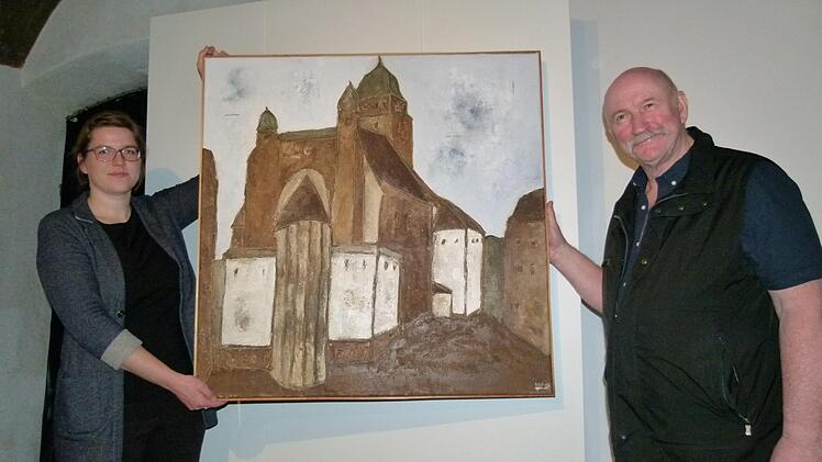Künstler Alexander Dettmar und Kuratorin Marlen Bonke hängen das Ölbild von der Bamberger Synagoge an seinen Ehrenplatz in der Ausstellung.