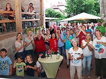 Das Publikum beim zweiten Rudelsingen in Adelsdorf war gemischt. An einer Leinwand konnten die Sänger den Text mitlesen.  Foto: Johanna Blum