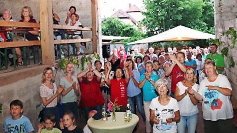 Das Publikum beim zweiten Rudelsingen in Adelsdorf war gemischt. An einer Leinwand konnten die Sänger den Text mitlesen.  Foto: Johanna Blum