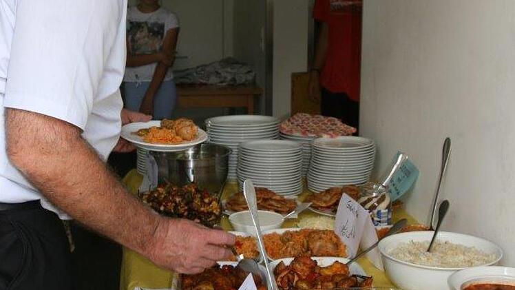 Auch B&uuml;rgermeister Homann langt gen&uuml;sslich zu.