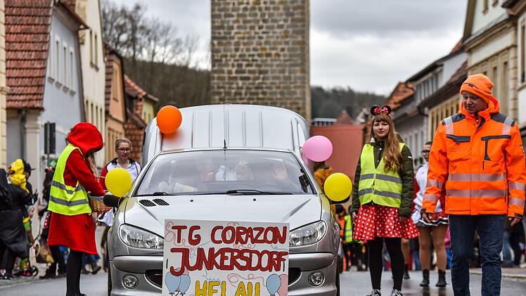 Der Eberner Gaudiwurm trotzte dem trüben Wetter und versprühte tolle Faschingsstimmung. Foto: Ryan Evans