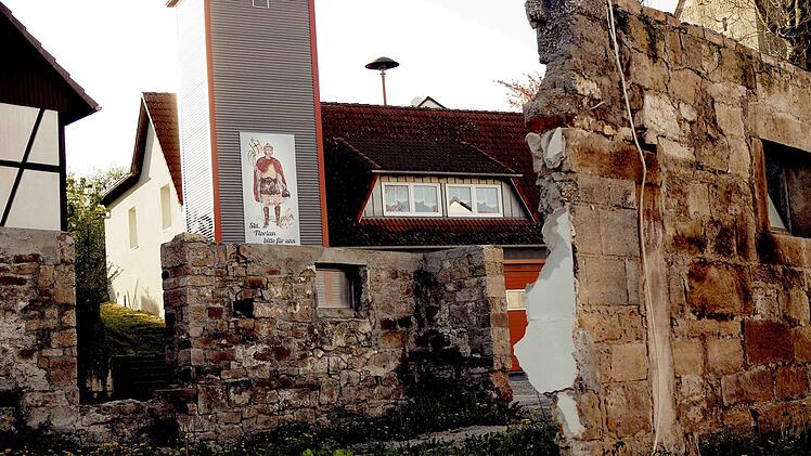 Im Rahmen der Dorferneuerung wird die zum Teil abgerissene Scheune in Völkersleier erneut aufgebaut.  Foto: Gerd Schaar
