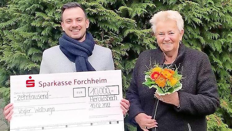 Nico Sch&uuml;pferling freut sich f&uuml;r seine Kundin und &uuml;berreichte symbolisch den Scheck an die gl&uuml;ckliche Gewinnerin Walburg Vogler.