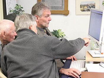 Redakteur Friedwald Schedel (2. v. l.) erklärt den interessierten Besuchern, wie ein Artikel entsteht. Foto: Marco Meißner