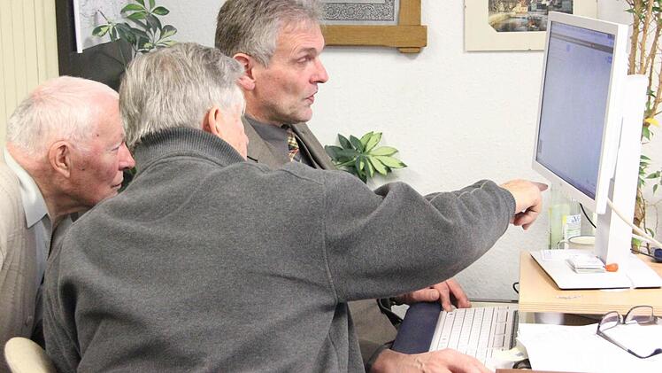 Redakteur Friedwald Schedel (2. v. l.) erklärt den interessierten Besuchern, wie ein Artikel entsteht. Foto: Marco Meißner