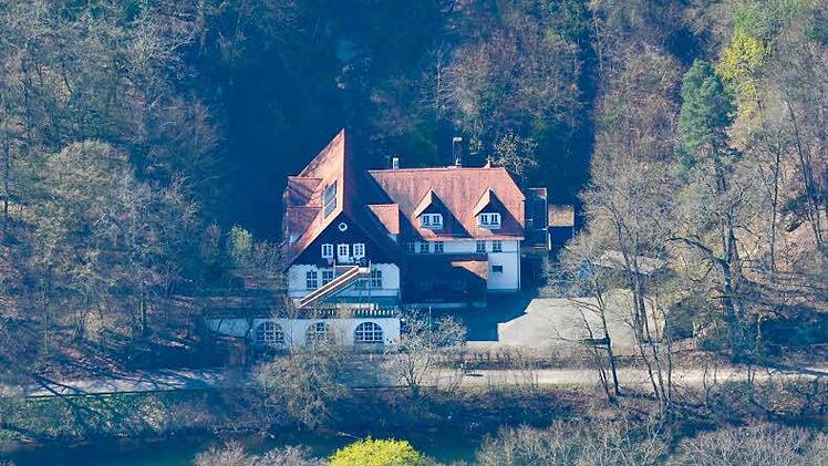Das Luftbild zeigt die ehemalige Jugendherberge "Wolfsschlucht", die idyllisch im Bamberger Hain gelegen ist - und seit 2013 leer steht. Foto: Ronald Rinklef