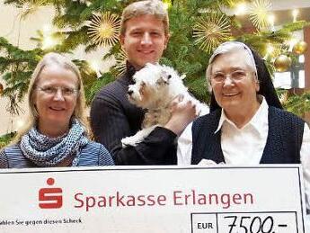 Ursula und ihr Sohn Peter Fröhlich übergaben die Spende an Schwester Ruth Reißig. Foto: Manfred Welker