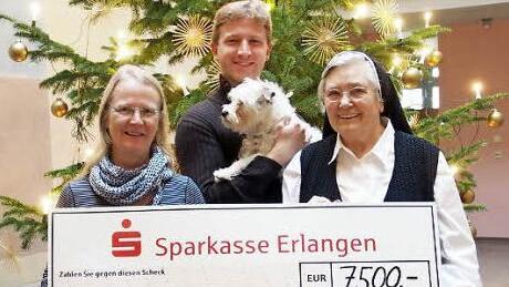 Ursula und ihr Sohn Peter Fröhlich übergaben die Spende an Schwester Ruth Reißig. Foto: Manfred Welker