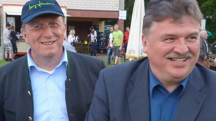 Im Sturm laufen wir mit einer Doppelspitze auf, auch wenn das im Fußball nicht mehr zeitgemäß ist. Ob Landrat Klaus Peter Söllner und OB Henry Schramm als Angreifer harmonieren? Bundestrainer Löw ist überzeugt, dass sich die beiden nicht blockieren, sondern den Doppelpass spielen.
