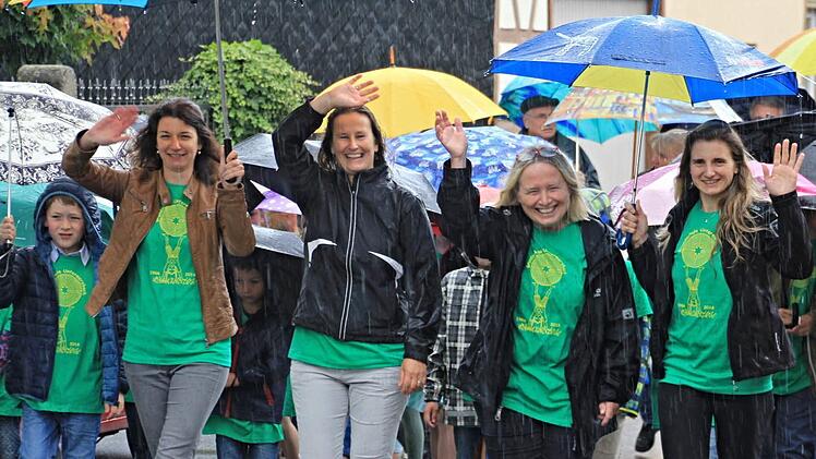 Trotz Regenwetters herrschte beim Festzug gute Laune bei Schulleiterin Gerlinde Megges (Zweite von rechts) und ihrem Lehrerkollegium. Foto: Helmut Will