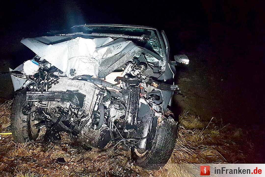 Auto prallt bei Haig gegen Baum: Vater und zwölfjähriger Sohn schwer verletzt
