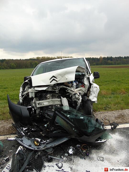Frontalcrash im Landkreis Forchheim - mehrere Verletzte