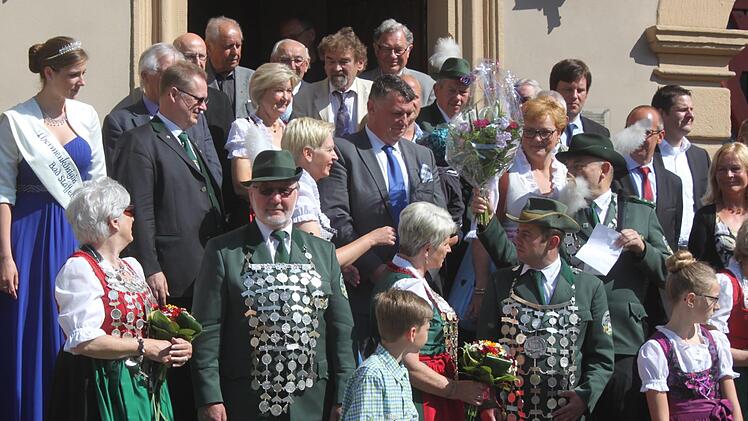 Schützenmeister Michael Gareiß überreicht der Frau des Zweiten Bürgermeisters, Monika Stich, einen Blumenstrauß. Foto: Matthias Einwag