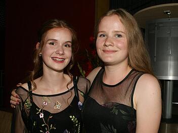 Die beiden besten Abschlüsse an der Dr.-Auguste-Kirchner-Realschule Haßfurt legten Johanna Raßmann (links) und Anna Jensch aus der Klasse 10e ab. Sie wurden dafür ausgezeichnet.  Foto: Sabine Weinbeer