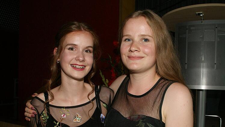 Die beiden besten Abschlüsse an der Dr.-Auguste-Kirchner-Realschule Haßfurt legten Johanna Raßmann (links) und Anna Jensch aus der Klasse 10e ab. Sie wurden dafür ausgezeichnet.  Foto: Sabine Weinbeer
