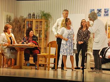 Mit der schrägen Komödie "Für die Familie kann man nichts" begeisterten Gundula Strauß (Doris Beck), Hermine Beierle (Doris Bötsch), ihr seriöser Bruder Friedhelm (Frank Dünisch) und seine Braut Doris Stüber (Melanie Reininger), Nachbarin Traudel Siebert (Veronika Conrady), Hubbi Beierle (Stefan Schmitt) und die Leiche Albert (Hubert Heinickel) das Publikum. Manfred Mellenthin