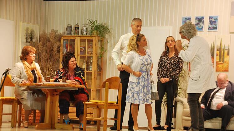 Mit der schrägen Komödie "Für die Familie kann man nichts" begeisterten Gundula Strauß (Doris Beck), Hermine Beierle (Doris Bötsch), ihr seriöser Bruder Friedhelm (Frank Dünisch) und seine Braut Doris Stüber (Melanie Reininger), Nachbarin Traudel Siebert (Veronika Conrady), Hubbi Beierle (Stefan Schmitt) und die Leiche Albert (Hubert Heinickel) das Publikum. Manfred Mellenthin