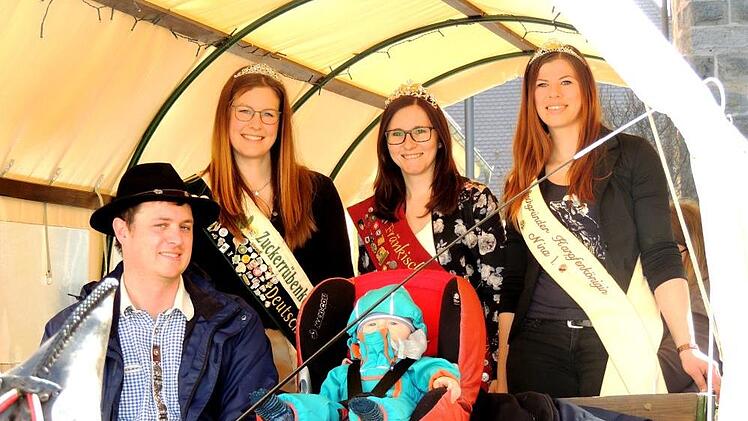Alfred Hock hatte "k&ouml;nigliche" Passagiere in der Kutsche: Zuckerr&uuml;benk&ouml;nigin Alica Summ, Kirschenk&ouml;nigin Sandra Grau und Karpfenk&ouml;nigin Nina Hock (v.l.) sowie Ninas kleiner Neffe machten einen Ausflug nach M&uuml;hlhausen.