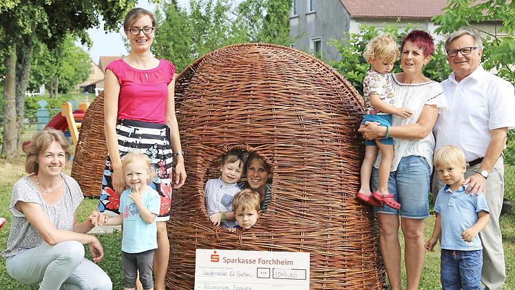 Kitaleiterin Claudia Weigand, Stephanie Müller, Erzieherin Kerstin Zocher und Bürgermeister Reinhard Seeber (v. l.)  Foto: Franz Galster