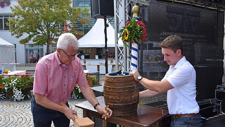 Bürgermeister Günther Werner (links) eröffnete das 3. Marktplatzfest in Haßfurt mit dem Bieranstich. Mit im Bild Stadtrat Sven Schnös.