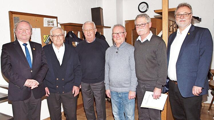 ADAC-Ortsclubvorsitzende Bernd Legal (links) und Harald Walter (rechts), dankten den langjährigen Mitgliedern Siegfried Dremel, Erwin Spitzenpfeil, Werner Götte und Dino Drenkard (2. bis 5. von links) für ihre Treue zum ADAC. Foto: Alfred Thieret