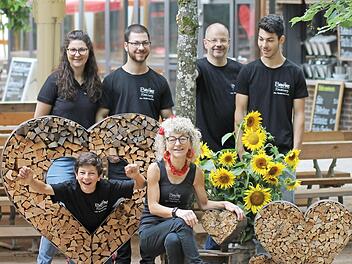Die Inhaberfamilie Winkelmann mit Norbert Winkelmann (2. v. r.), verantwortlich für Brauerei und Brennerei Foto: Sonja Büchele