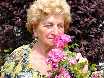 Die Jubilarin Irmgard Heinrich betreut mit viel Liebe ihren großen Blumengarten. Dies zeigt ihre Verbundenheit zur Natur.  Foto: Gerd Schaar