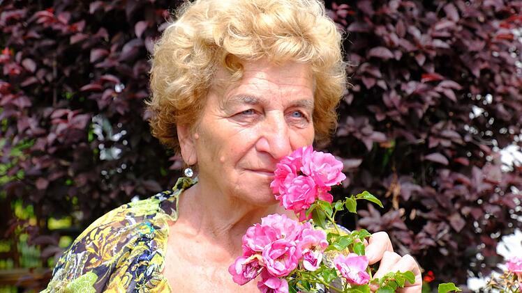 Die Jubilarin Irmgard Heinrich betreut mit viel Liebe ihren großen Blumengarten. Dies zeigt ihre Verbundenheit zur Natur.  Foto: Gerd Schaar