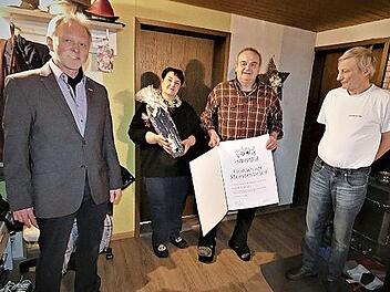 Kreishandwerksmeister Günther Stenglein (links) und Obermeister Ralf Groß (rechts) gratulierten Bäckermeister Günter Seuß herzlich; mit im Bild Ehefrau Angelika Seuß