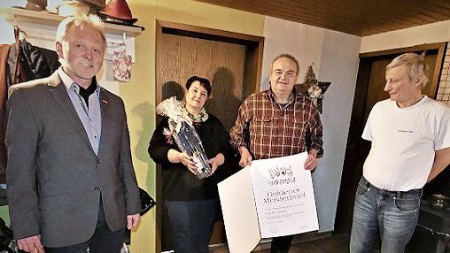 Kreishandwerksmeister Günther Stenglein (links) und Obermeister Ralf Groß (rechts) gratulierten Bäckermeister Günter Seuß herzlich; mit im Bild Ehefrau Angelika Seuß