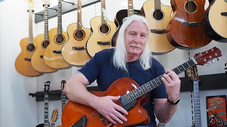 Lutz Bechauf hat einen GItarrenladen in der Georg-Landbein-Straße eröffnet, den er auf Zuruf für seine Kunden öffnet.