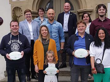 Sanierungspreis der Kreuzbergallianz wurde vergeben. Das Bild zeigt von links:  Marco Klemm, Bürgermeisterin Birgit Erb (Oberelsbach), Bürgermeisterin Sonja Rahm (Schönau), Julia Rott mit Luna, Martin Enders, Bürgermeister Georg Seiffert (Bischofsheim), Holger Heine, Bürgermeisterin Sonja Reubelt (Sandberg), Marites Heine und Lukas Weiß (Büro Toponeo, Burgsinn). Foto: Marion Eckert