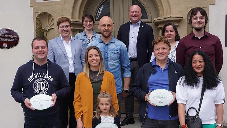Sanierungspreis der Kreuzbergallianz wurde vergeben. Das Bild zeigt von links:  Marco Klemm, Bürgermeisterin Birgit Erb (Oberelsbach), Bürgermeisterin Sonja Rahm (Schönau), Julia Rott mit Luna, Martin Enders, Bürgermeister Georg Seiffert (Bischofsheim), Holger Heine, Bürgermeisterin Sonja Reubelt (Sandberg), Marites Heine und Lukas Weiß (Büro Toponeo, Burgsinn). Foto: Marion Eckert