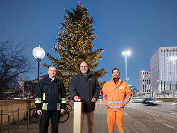 N&uuml;rnberg: Weihnachtsbaum am Bahnhof leuchtet - B&uuml;rgermeister mit Appell