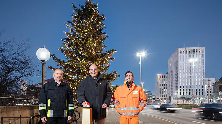 N&uuml;rnberg: Weihnachtsbaum am Bahnhof leuchtet - B&uuml;rgermeister mit Appell