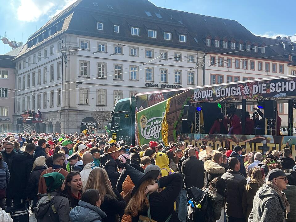 Bei Sonnenschein feierten rund 100.000 Menschen den Fasching.
