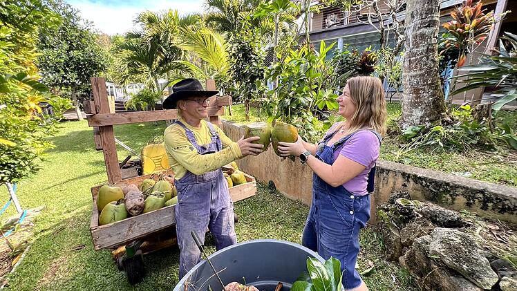 Konny und Manu genie&szlig;en den Alltag im tropischen Paradies auf Hawaii.