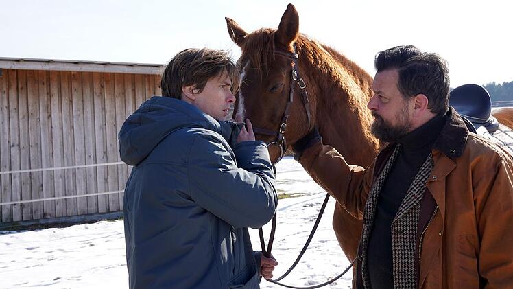 Daniel (Gustav Schmidt, links) und sein Vater Hannes Langenbeck (Sascha Gersak) kommen nicht gut miteinander klar.