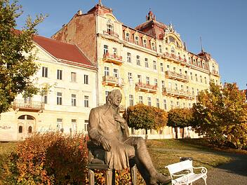 Johann Wolfgang von Goethe war der Kurgast in Marienbad, Franzensbad und Karlsbad. An jedem Haus, in dem er genächtigt hat, hängt eine Erinnerungstafel und wie selbstverständlich steht in Marienbad auch eine Bronzestatue von ihm. Fotos: Paul Ziegler