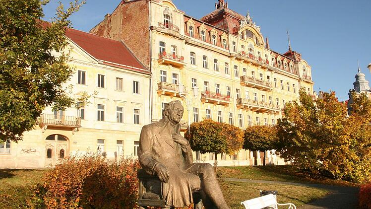 Johann Wolfgang von Goethe war der Kurgast in Marienbad, Franzensbad und Karlsbad. An jedem Haus, in dem er genächtigt hat, hängt eine Erinnerungstafel und wie selbstverständlich steht in Marienbad auch eine Bronzestatue von ihm. Fotos: Paul Ziegler