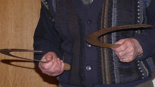 So wie alle Exponate aus dem Privatmuseum von Willi Sauer weisen auch diese Handsicheln starke Gebrauchsspuren auf. Foto: mw