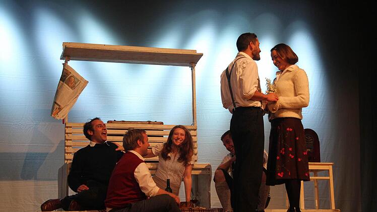 In dem Theaterstück machten die Schauspieler des jungen Schauspielensembles München klar, dass viel Enthusiasmus und Poltikbegeisterung, aber eben auch Gruppendynamik bei der Entwicklung der Widerstandgruppe "Die weiße Rose" dabei war - und manchmal auch glückliche Momente.