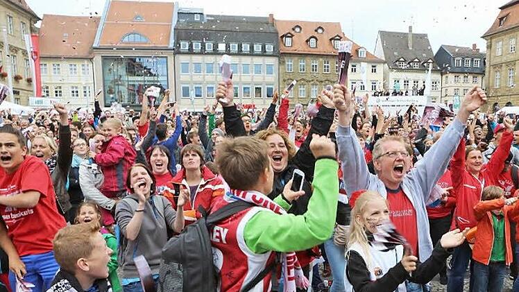 So wollen die Brose-Fans am Sonntag bei der Live-Übertragung auf dem Maxplatz jubeln - und dürfen es nun auch.  Foto: Barbara Herbst