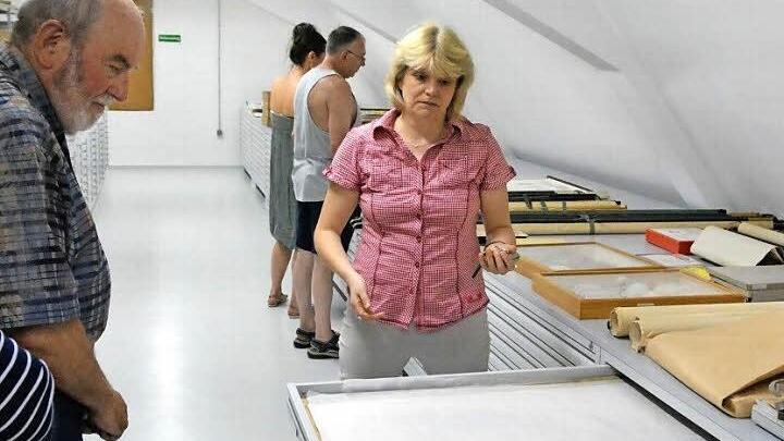 Museumsleiterin Annette Späth zeigte den Besuchern die Museumsschätze, die im Depot verborgen sind, darunter viele Schulwandbilder. Fotos: Björn Hein