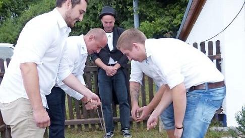 Das Kerwa-Ausgraben gehört zum Ritual des ATS Wartenfels, der süffige Inhalt wurde nach den Mühen gemeinsam vernichtet. Foto: K.-P. Wulf