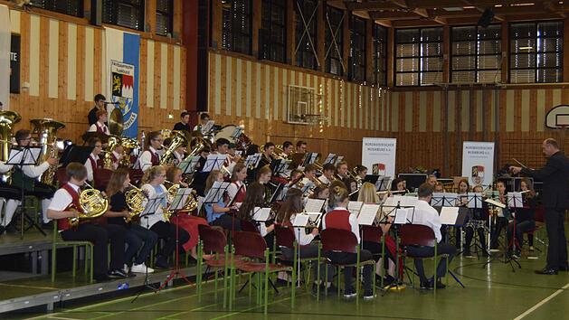 Das Sch&uuml;lerorchester mit seinem Dirigenten Armin H&auml;fner er&ouml;ffnete das Konzert mit dem St&uuml;ck "Top Secret".  Foto: Andreas Welz
